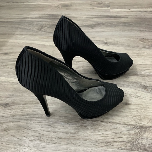 BCBG Heels - Size 7.5 - Picture 3 of 14